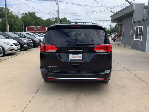 Used 2017 Chrysler Pacifica Touring-L FWD image 8