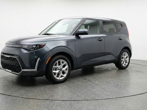 Used 2025 Kia Soul LX w/ LX Technology Package image 3