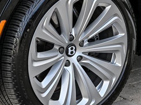 Used 2023 Bentley Bentayga Plug-In Hybrid AWD/4WD image 8