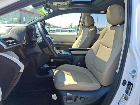 Used 2023 Toyota Sienna XLE AWD/4WD image 14