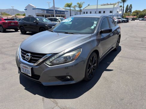 Used 2017 Nissan Altima 2.5 SR w/ Midnight Edition Package FWD image 4