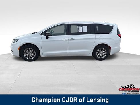 Used 2024 Chrysler Pacifica Touring-L image 2