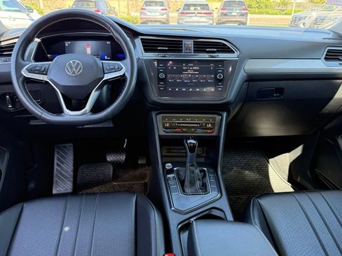 Used 2022 Volkswagen Tiguan SE w/ Panoramic Sunroof Package image 24