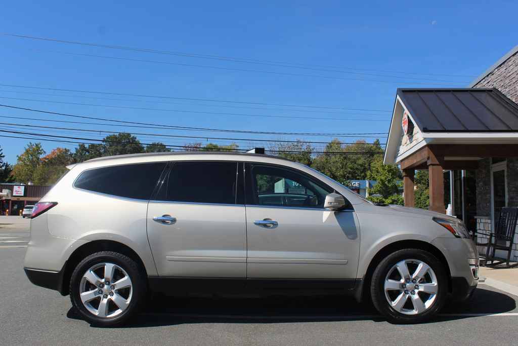 Used 2016 Chevrolet Traverse LT w/ Traveler's Package AWD/4WD image 4