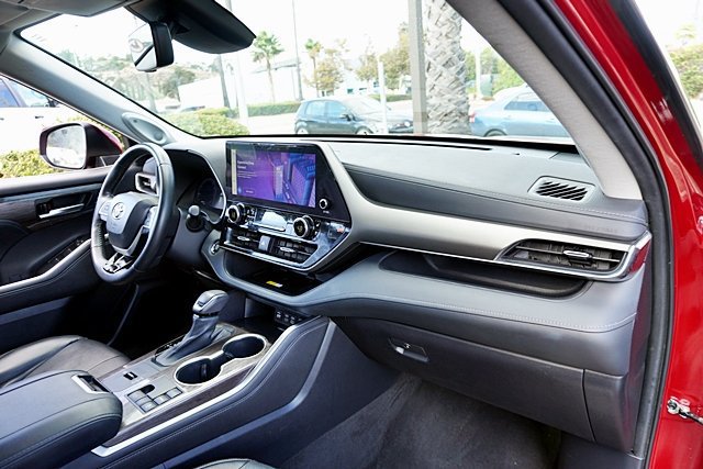 Used 2023 Toyota Highlander Limited FWD image 17