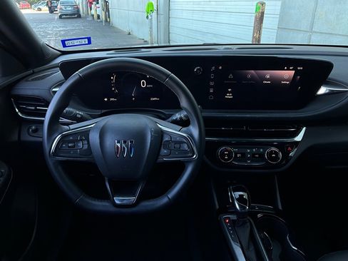 Used 2025 Buick Envista Sport Touring image 12