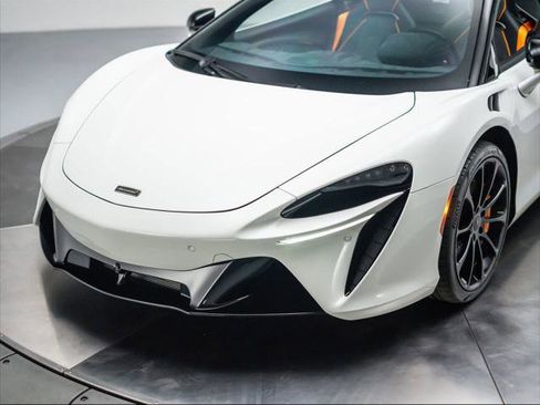 Used 2025 McLaren Artura Spider image 19