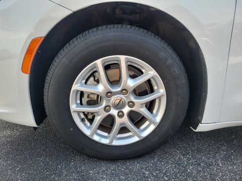 Used 2023 Chrysler Pacifica Touring-L FWD image 9