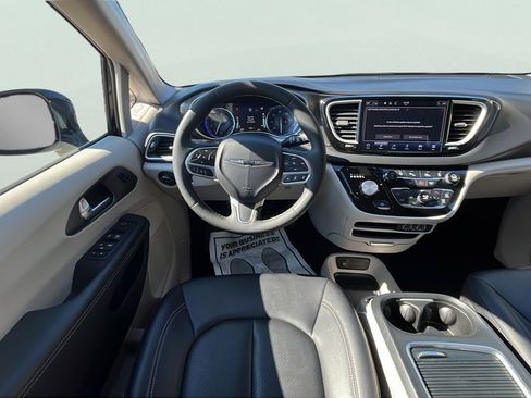 Used 2024 Chrysler Pacifica Touring-L image 11