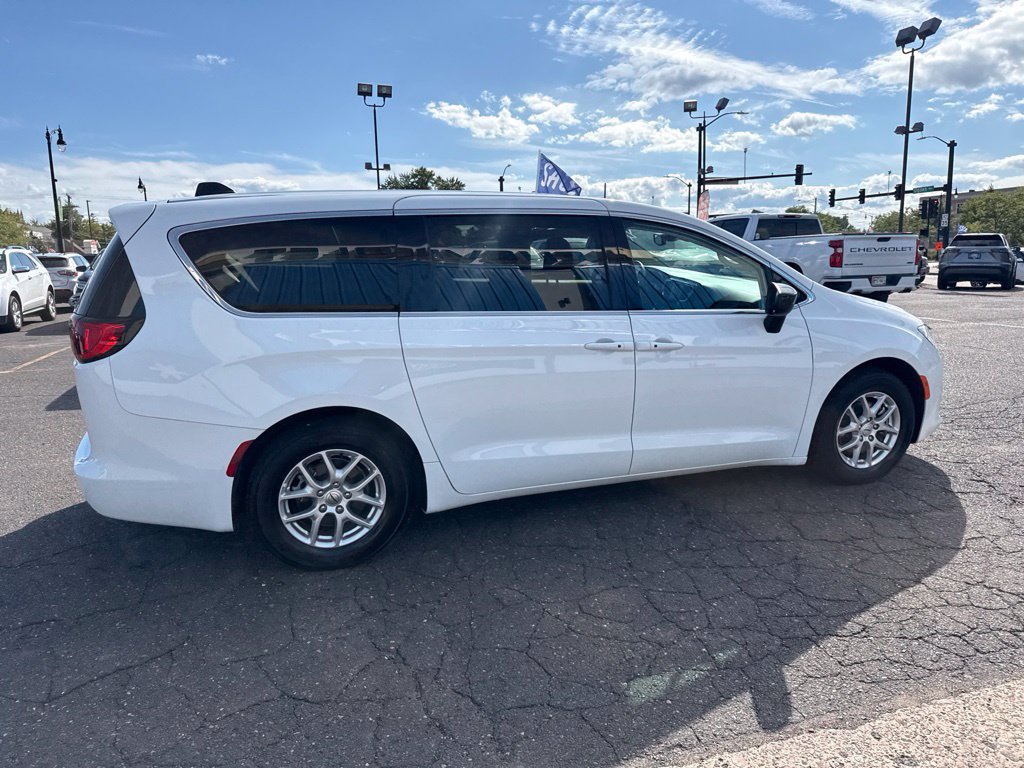 Used 2024 Chrysler Voyager LX FWD image 9