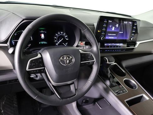 Used 2023 Toyota Sienna XLE image 24