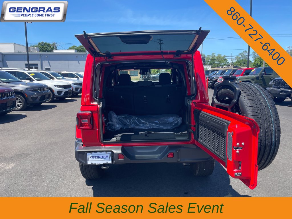 Used 2025 Jeep Wrangler Unlimited Sahara AWD/4WD image 25