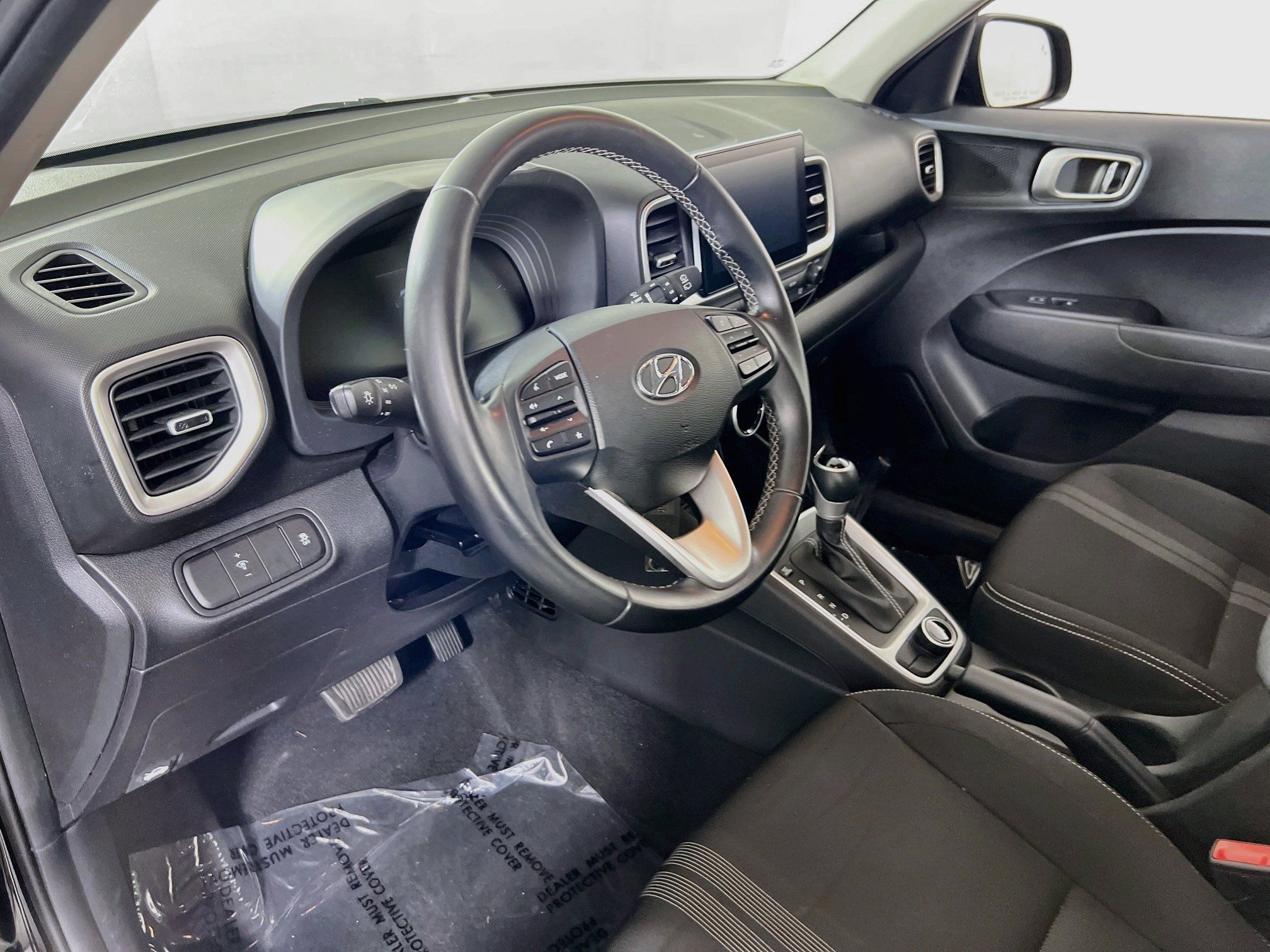Used 2023 Hyundai Venue SEL FWD image 9