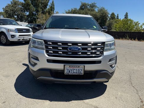 Used 2017 Ford Explorer XLT w/ Equipment Group 201A FWD image 8