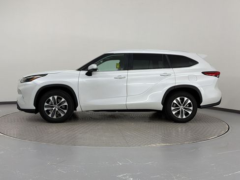 Used 2023 Toyota Highlander XLE FWD image 2
