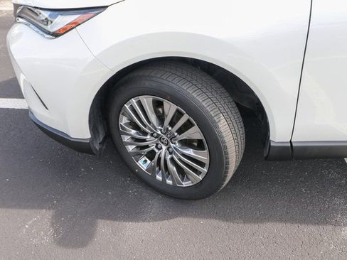 Used 2022 Toyota Venza XLE image 29