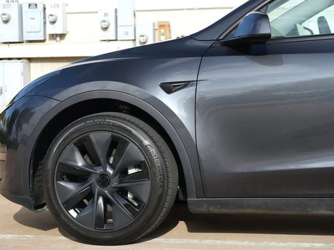 Used 2025 Tesla Model Y Long Range RWD image 26