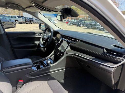 Used 2023 Jeep Grand Cherokee Laredo AWD/4WD image 17