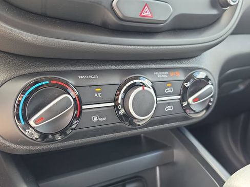 Used 2025 Kia Soul LX w/ LX Technology Package FWD image 26