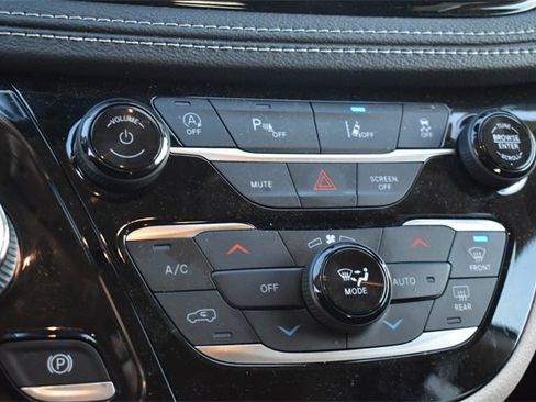 Used 2022 Chrysler Pacifica Touring-L image 28