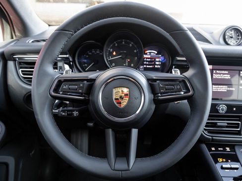 Certified 2025 Porsche Macan image 13
