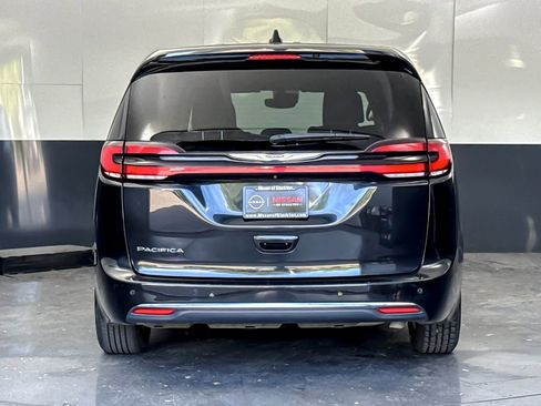 Used 2023 Chrysler Pacifica Touring-L image 4