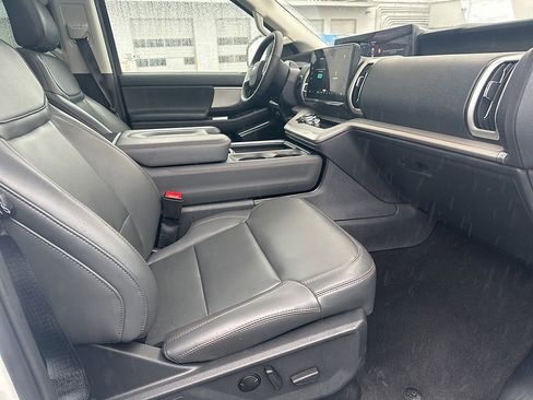 Used 2025 Ford Expedition Active AWD/4WD image 13