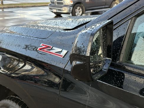 Used 2025 Chevrolet Suburban Z71 image 15