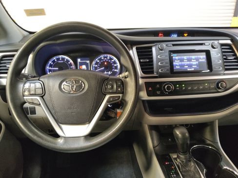 Used 2019 Toyota Highlander LE w/ Carpet Mat Package (TMS) FWD image 22