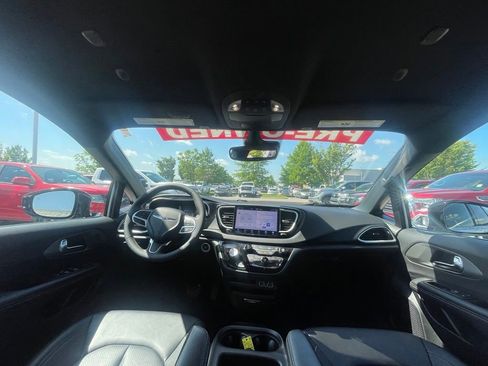 Used 2025 Chrysler Pacifica Select FWD image 26
