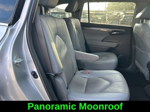 Used 2024 Toyota Highlander Platinum FWD image 28
