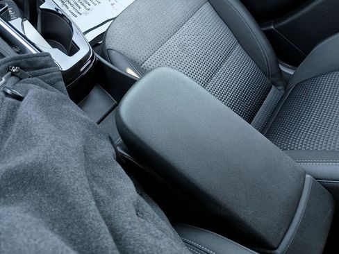 Used 2025 Chevrolet Trax LT w/ LT Convenience Package image 27