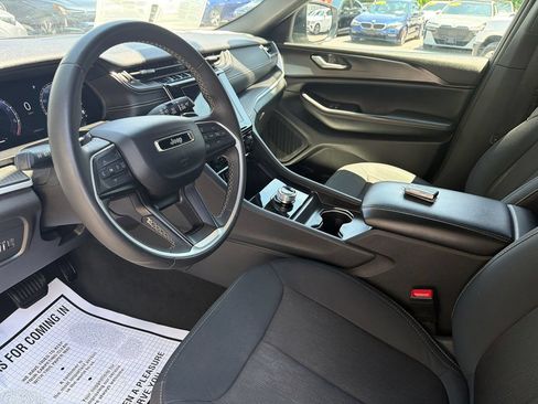 Used 2024 Jeep Grand Cherokee L Laredo RWD image 9