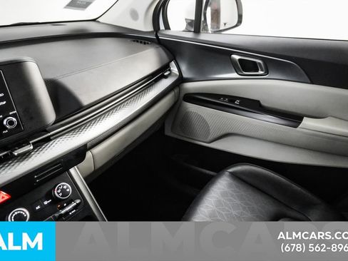 Used 2024 Kia Carnival LX image 40