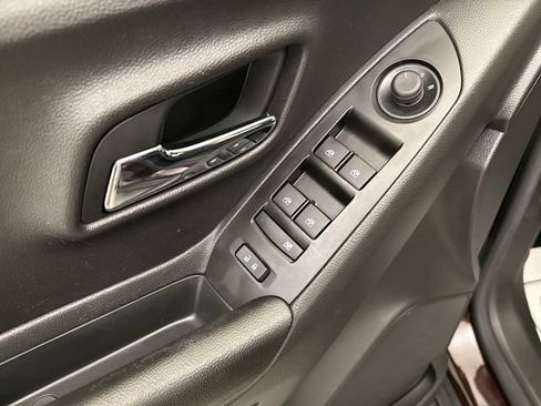 Used 2021 Chevrolet Trax LS FWD image 12