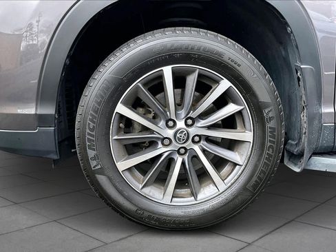 Used 2019 Toyota Highlander XLE image 11