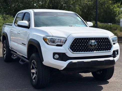 Used 2018 Toyota Tacoma TRD Off-Road w/ Technology Package AWD/4WD image 7