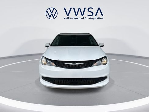 Used 2023 Chrysler Voyager LX FWD image 3