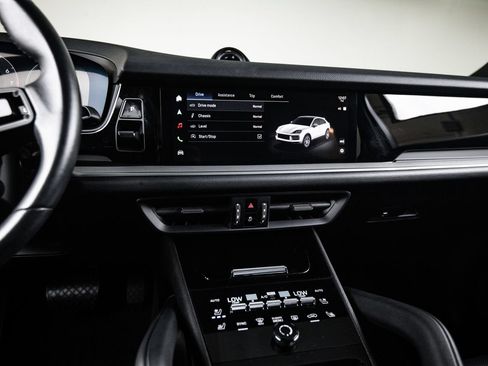 Certified 2024 Porsche Cayenne Coupe AWD/4WD image 19