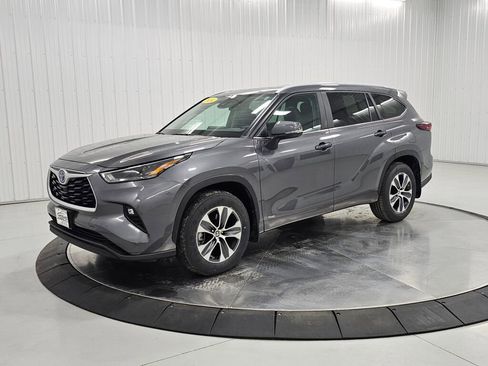 Used 2024 Toyota Highlander XLE AWD/4WD image 1