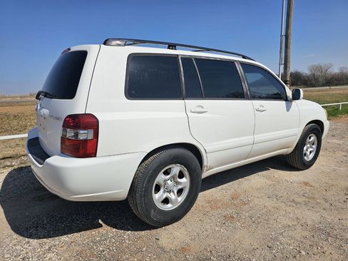 Used 2005 Toyota Highlander 2WD V6 w/ 3rd Row image 2
