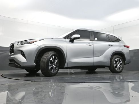 Used 2023 Toyota Highlander XLE image 27