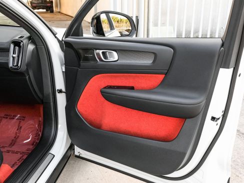 Used 2021 Volvo XC40 T4 R-Design image 49