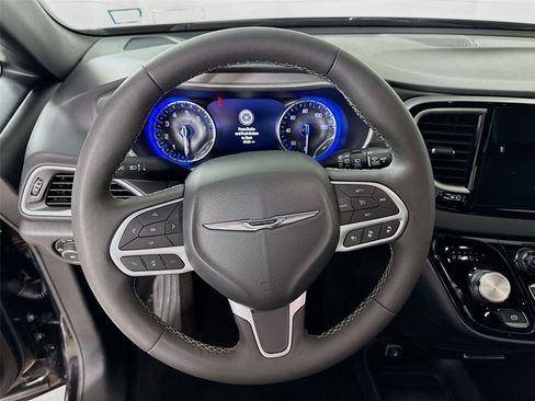 Used 2025 Chrysler Pacifica Select image 18