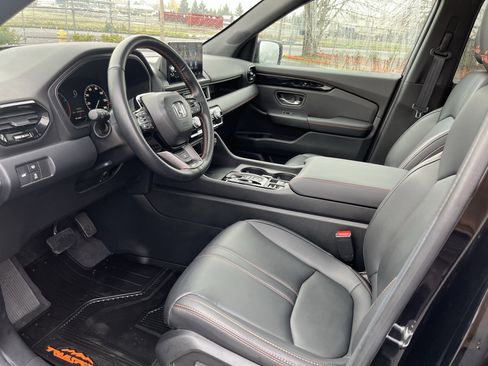 Certified 2025 Honda Pilot TrailSport image 9