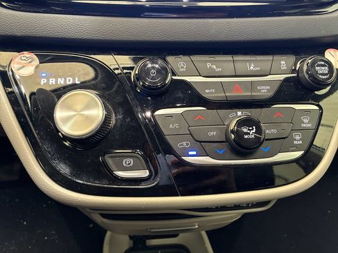 Used 2024 Chrysler Pacifica Touring-L FWD image 21