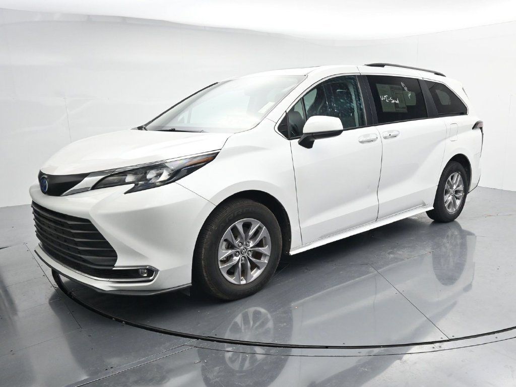 Used 2024 Toyota Sienna XLE FWD image 4