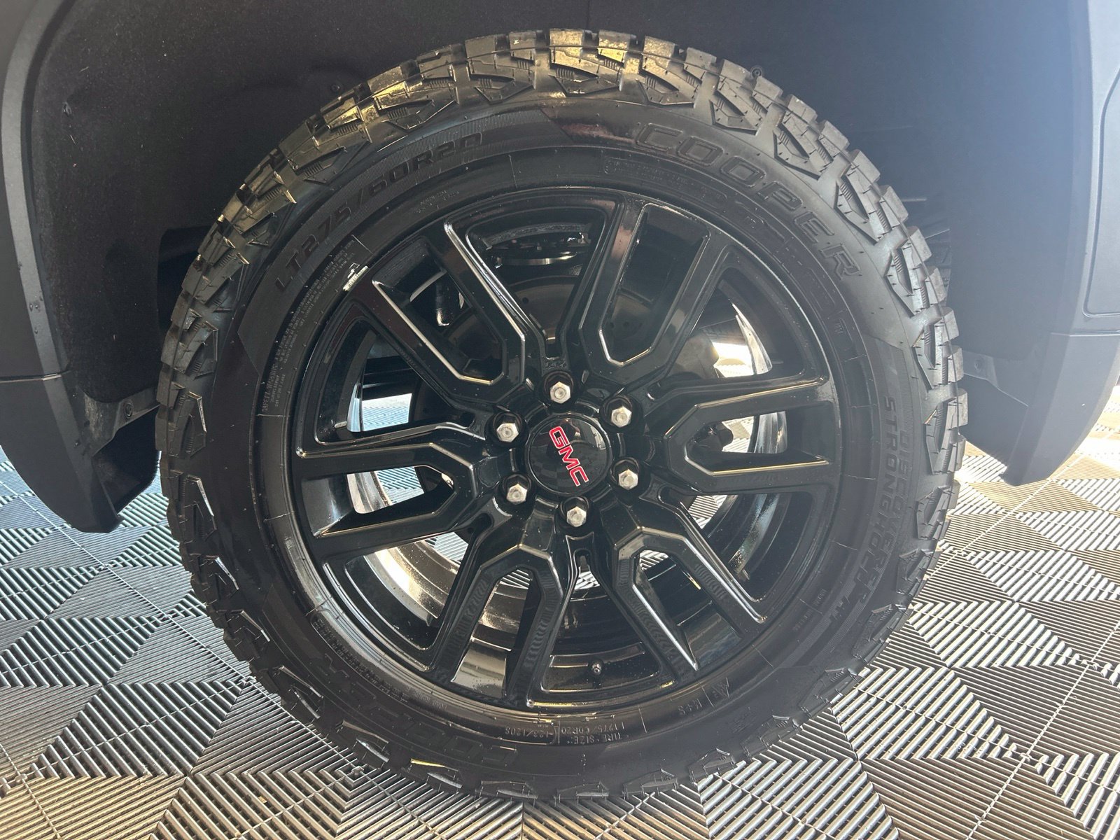 Used 2022 GMC Sierra 1500 Elevation w/ LPO, Elevation Black Package AWD/4WD image 9