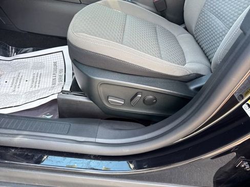 Used 2022 Ford Escape SE w/ SE Sport Appearance Package image 10