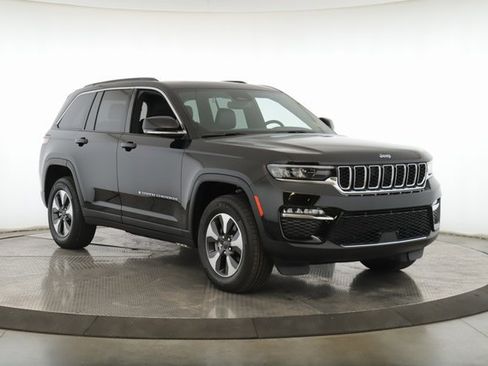 Used 2024 Jeep Grand Cherokee Limited 4xe image 2